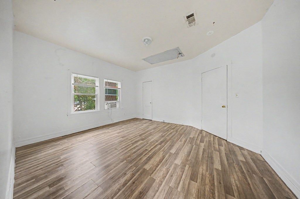view 11th full size image of this home