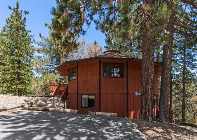 30778 Knoll View Dr, Running Springs, CA 92382