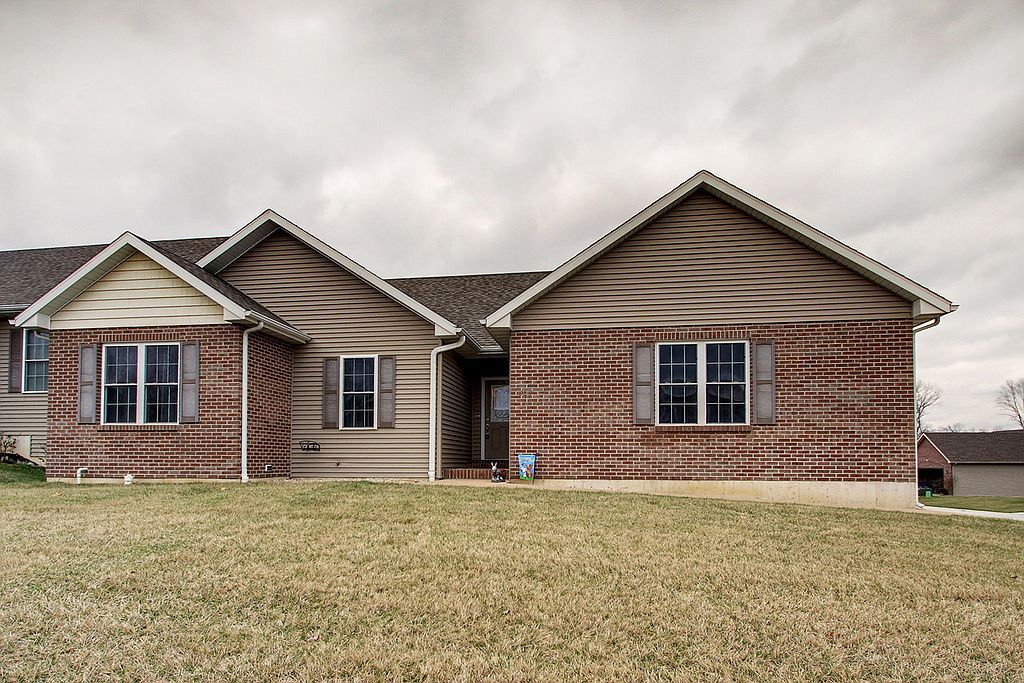 807 Meadow Lark Dr, Quincy, IL 62305