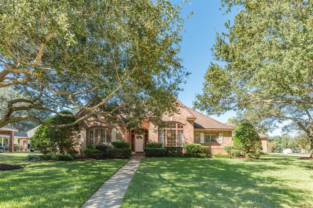 78 Rosewood St, Lake Jackson, TX 77566