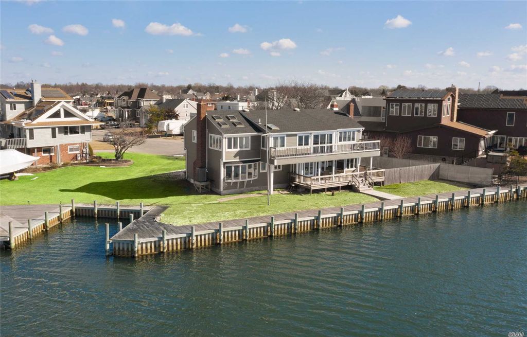 160 Sequams Ln W, West Islip, NY 11795