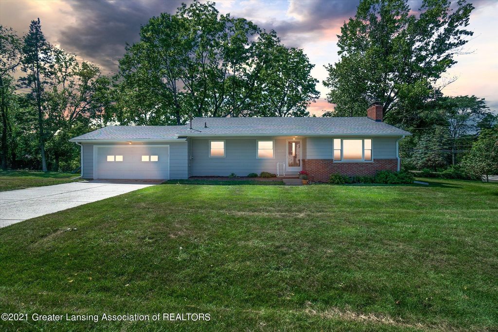 2710 Manley Dr, Lansing, MI 48910