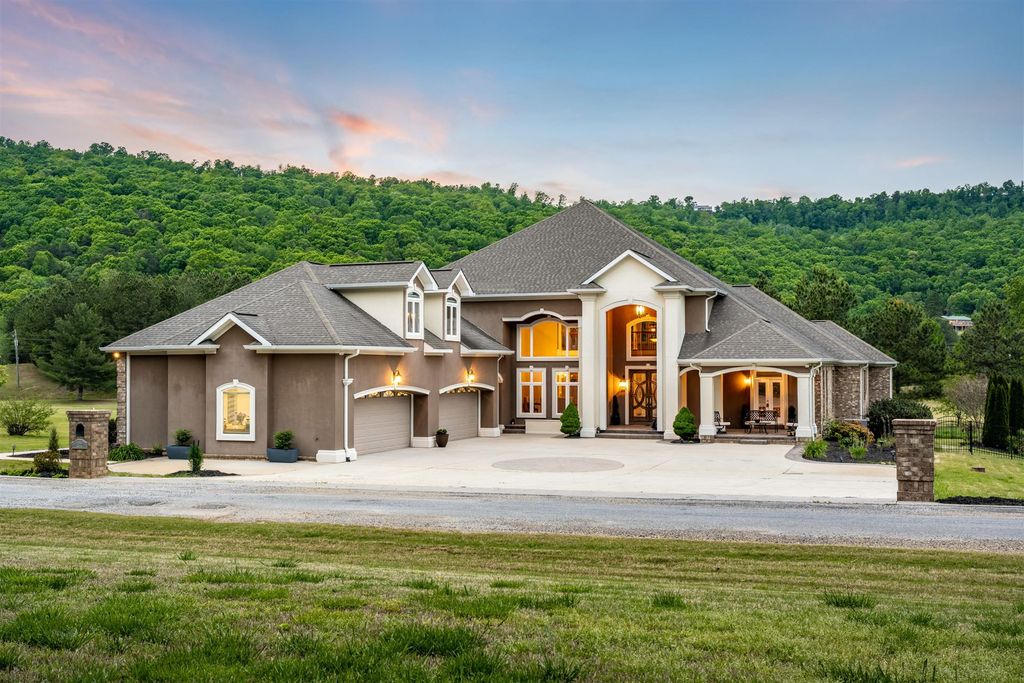 594 Castle Dr, Trenton, GA 30752