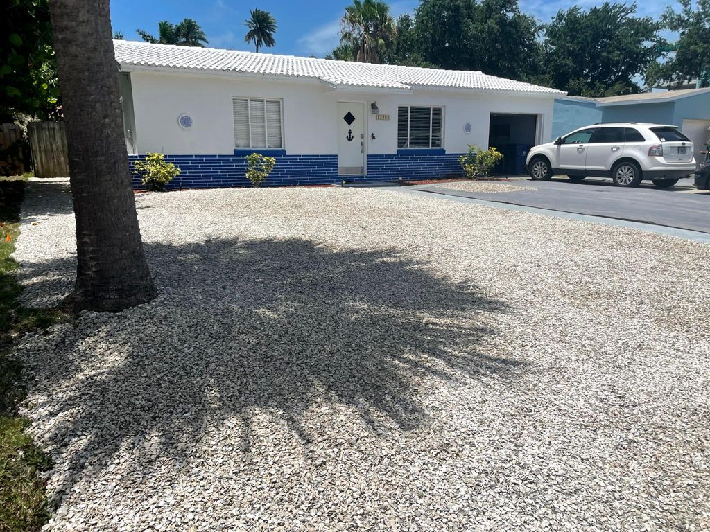15908 2nd St E, Redington Beach, FL 33708