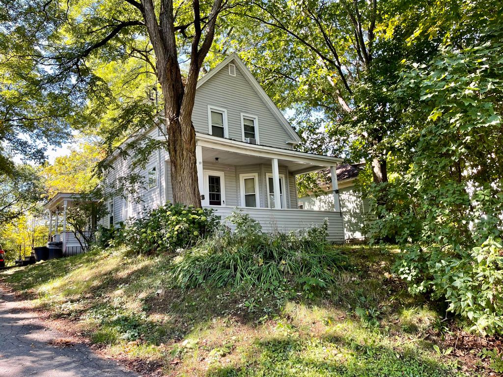 37 Osgood Ave, Mexico, ME 04257