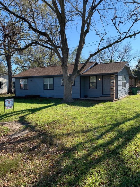 1102 E 2nd St, Sweeny, TX 77480