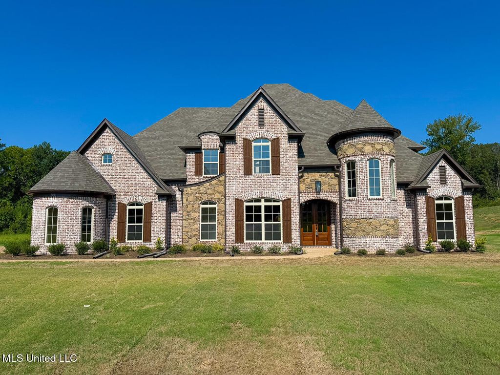 500 Poplar Ln, Holly Springs, MS 38635