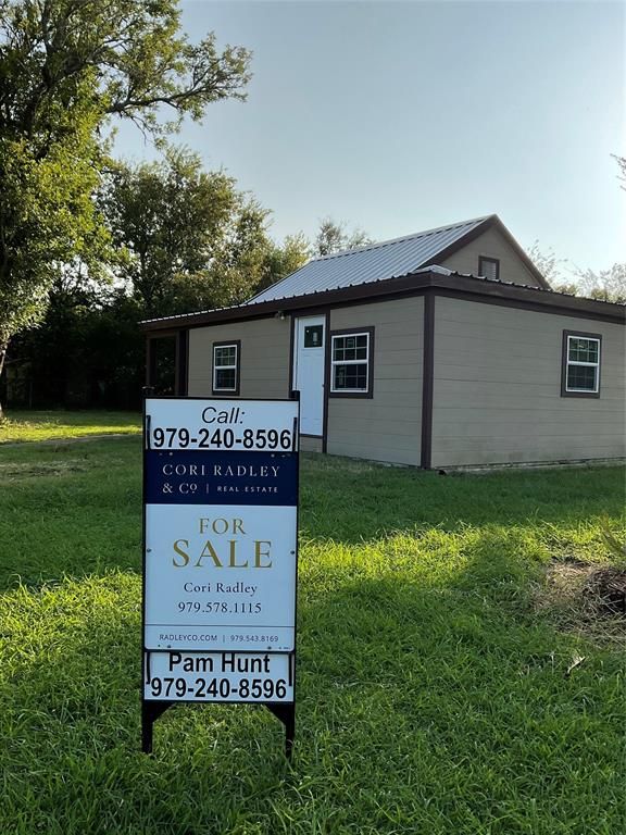 611 2nd St, Palacios, TX 77465