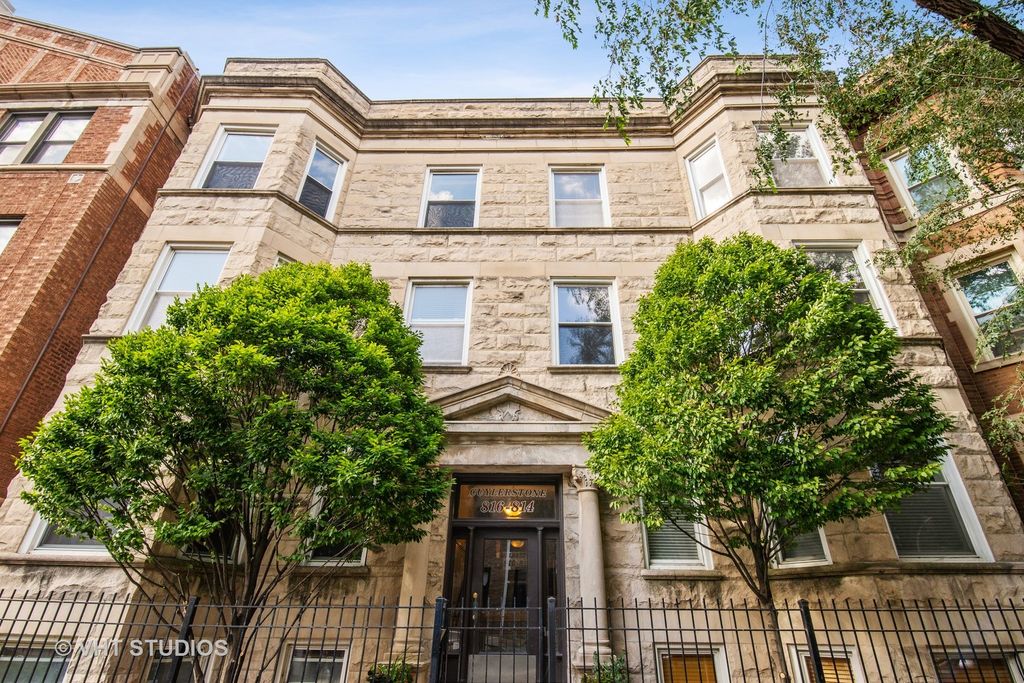 814 W Cuyler Ave #2E, Chicago, IL 60613