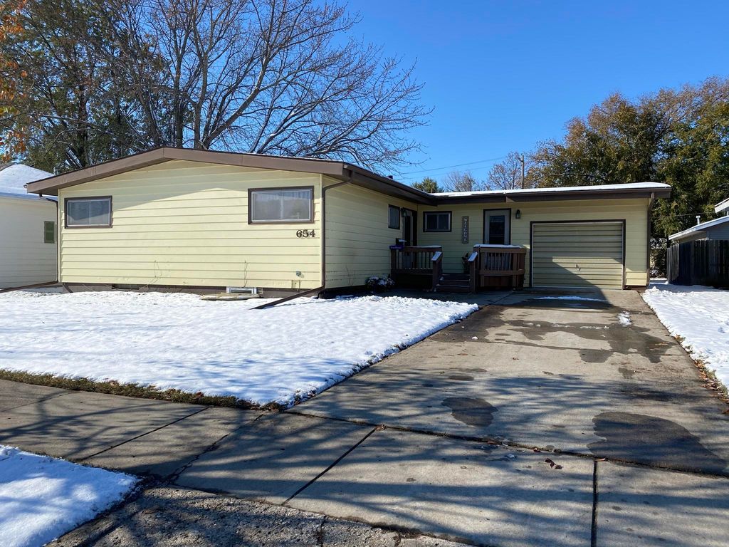 654 9th Ave SW, Valley City, ND 58072