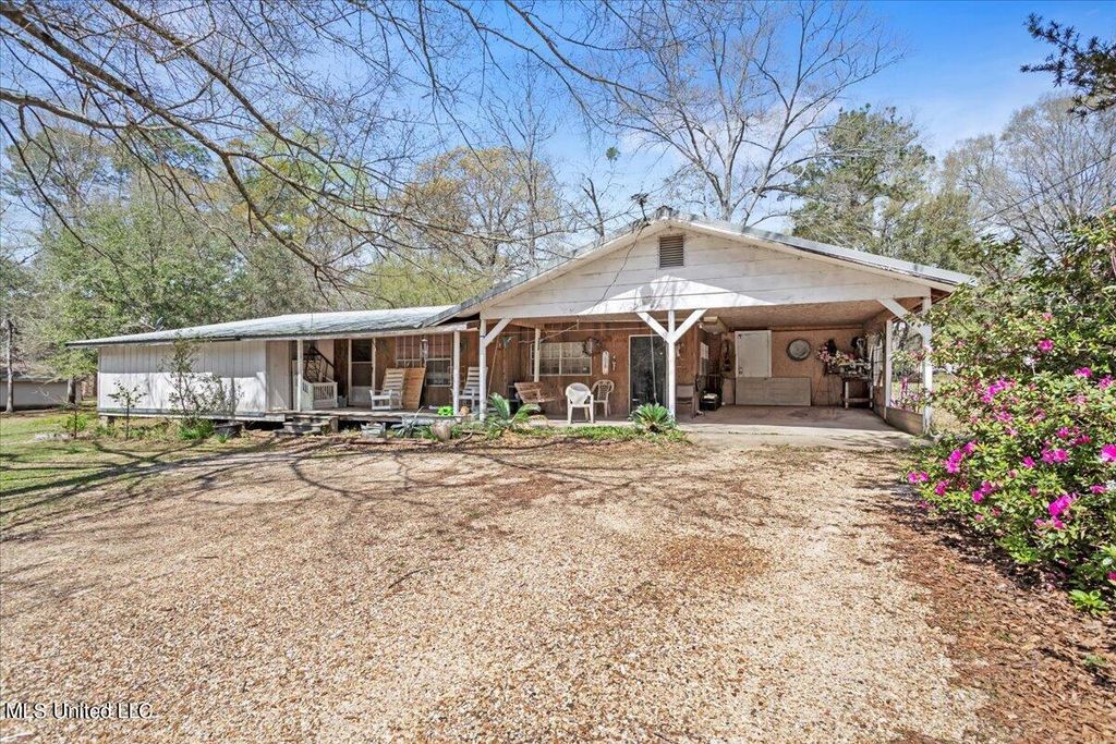 122 Clarence Bonnett Rd, Lucedale, MS 39452