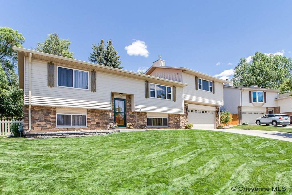 414 Dalcour Dr, Cheyenne, WY 82009