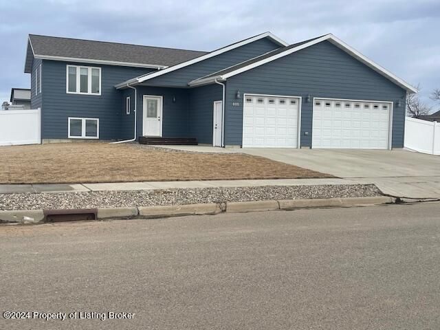 405 37th St E, Dickinson, ND 58601