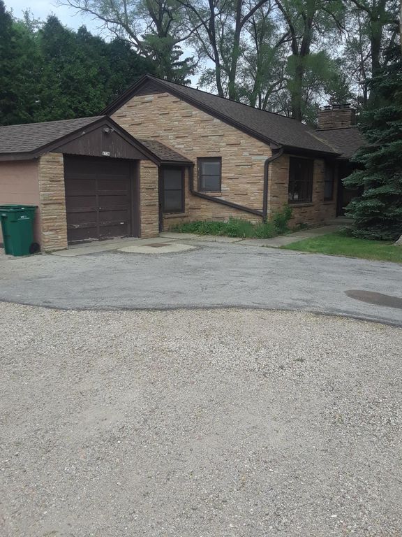 6726 W  Mequon Rd, Mequon, WI 53092