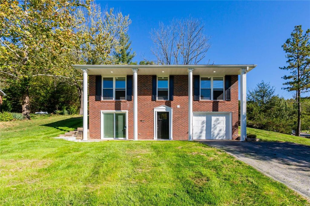 3204 Crosswinds Dr, High Ridge, MO 63049