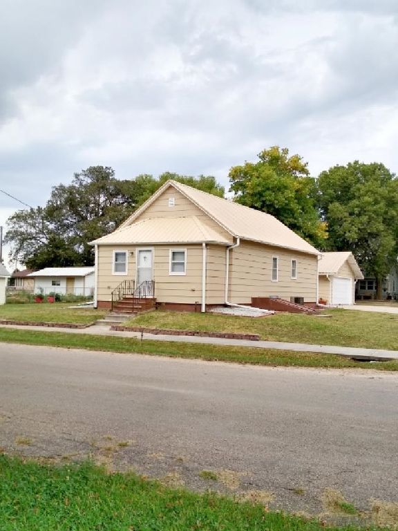 17710 W Fillmore St, Holstein, NE 68950