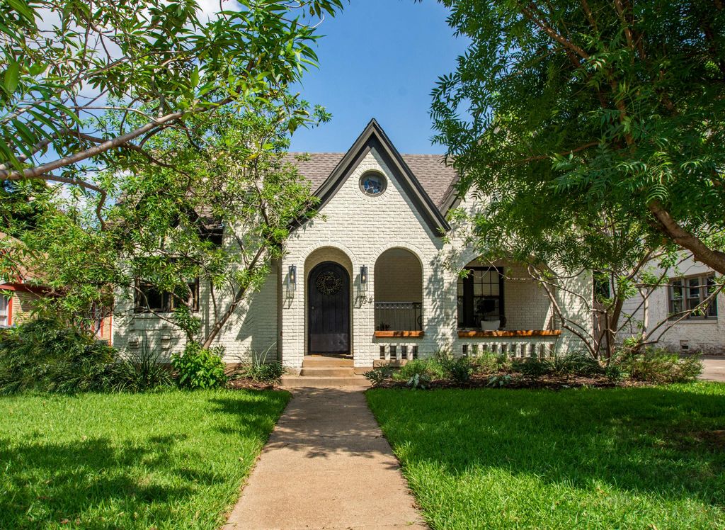 1134 N  Clinton Ave, Dallas, TX 75208