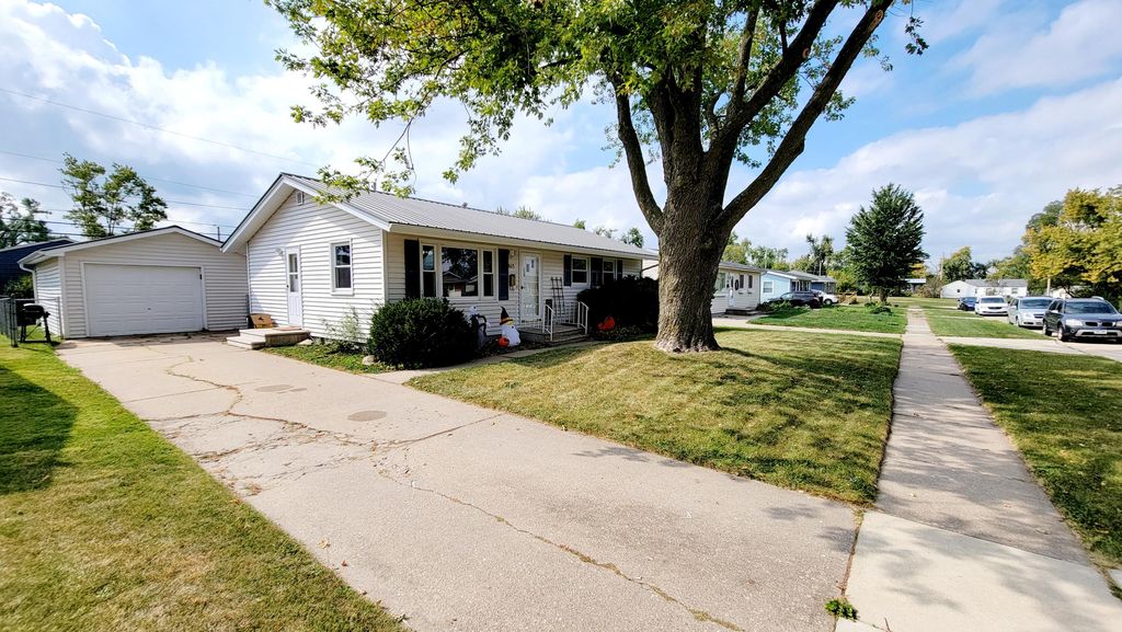 865 Hillview Dr, Marion, IA 52302