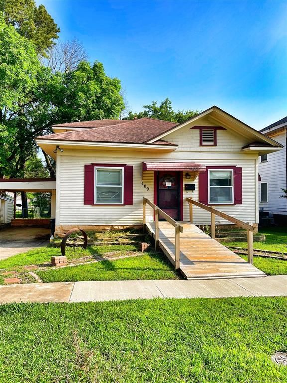 609 W Gentry St, Henryetta, OK 74437