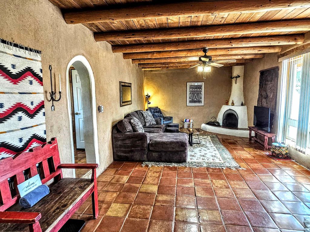 2 Latilla Ln, Arroyo Seco, NM 87514