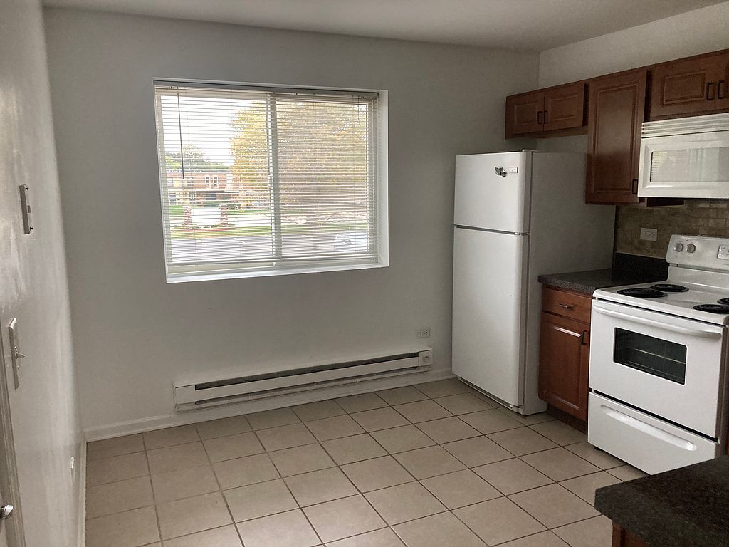 7713 Woodward Ave #3B, Woodridge, IL 60517