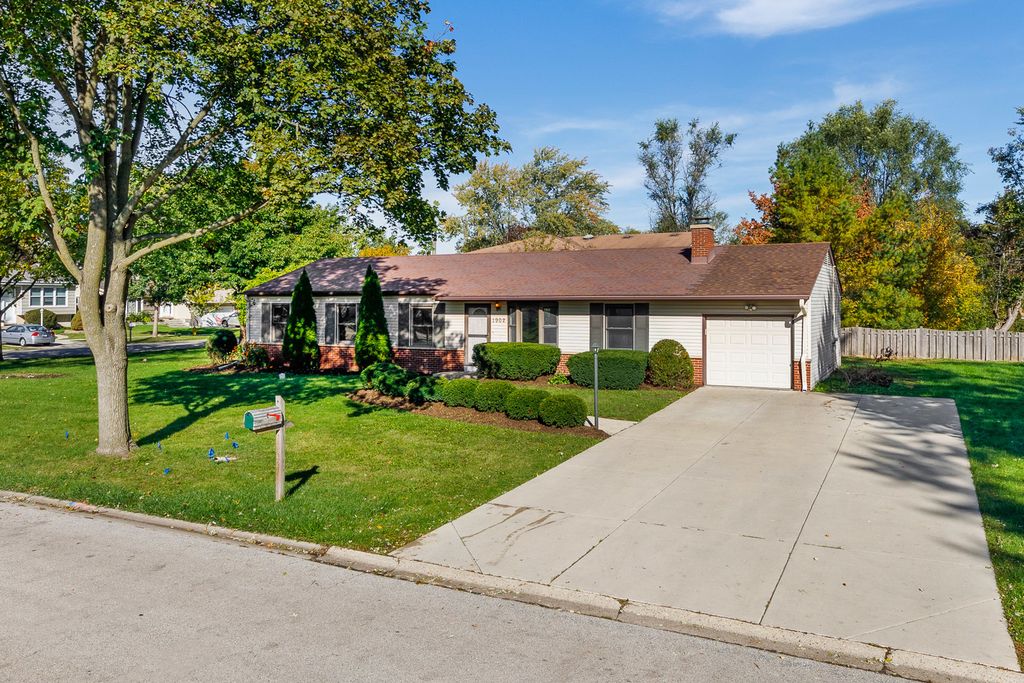 1902 E Yuma Ln, Mount Prospect, IL 60056