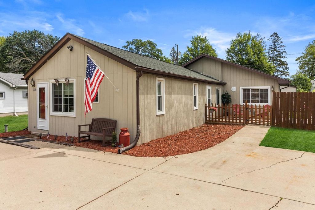 2816 Darlington St, Delavan, WI 53115