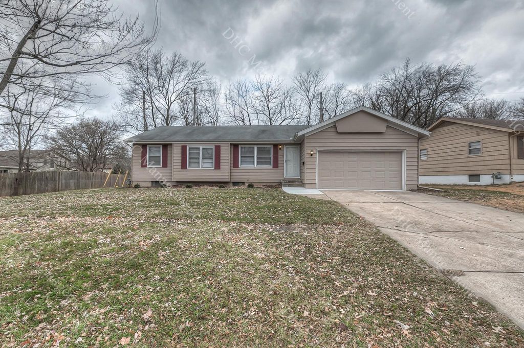 8830 Eby Dr, Overland Park, KS 66212
