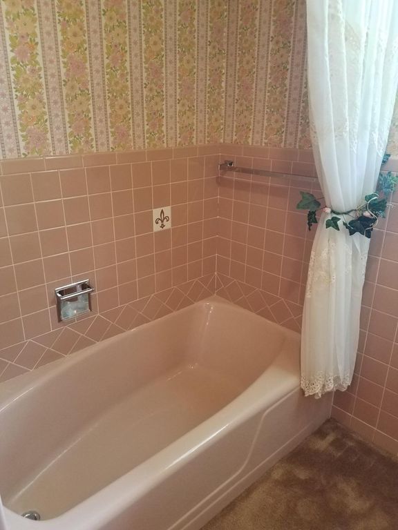 1710 N Roosevelt Ave, Liberal, KS - 5 Bed, 3 Bath Single-Family Home