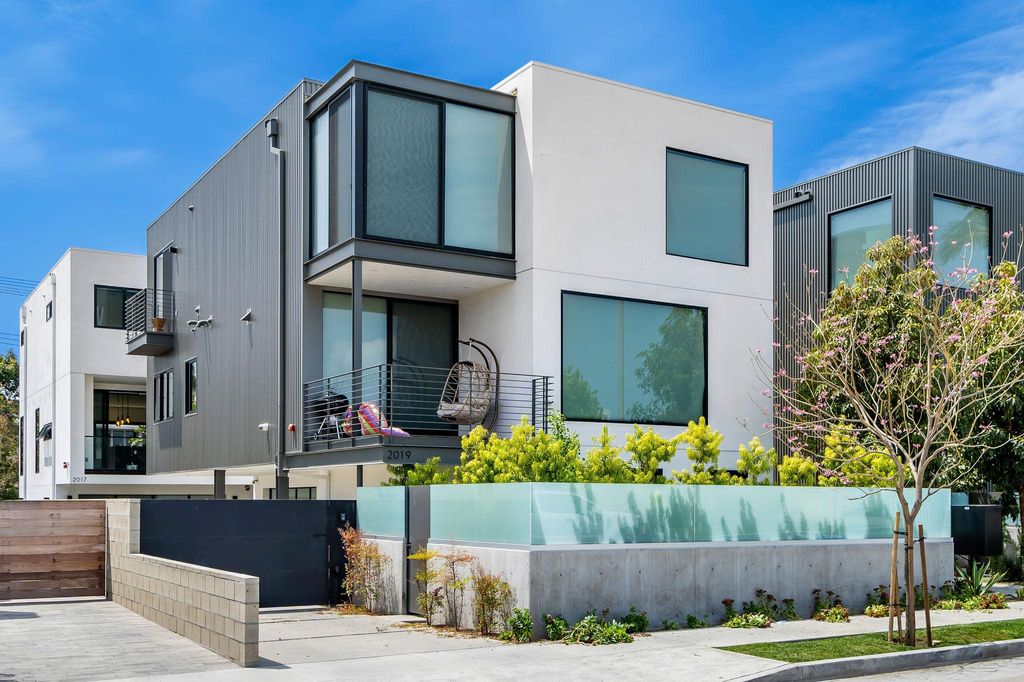 2017 Barry Ave, Los Angeles, CA 90025