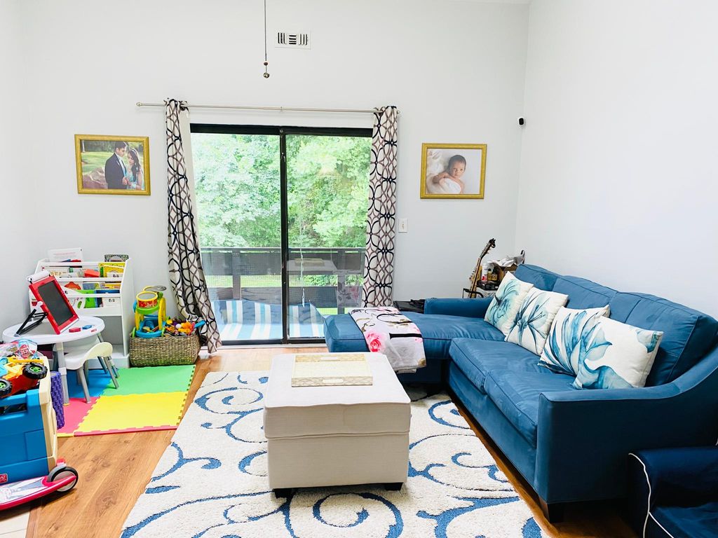 326 N Greeley Ave #13E, Chappaqua, NY 10514