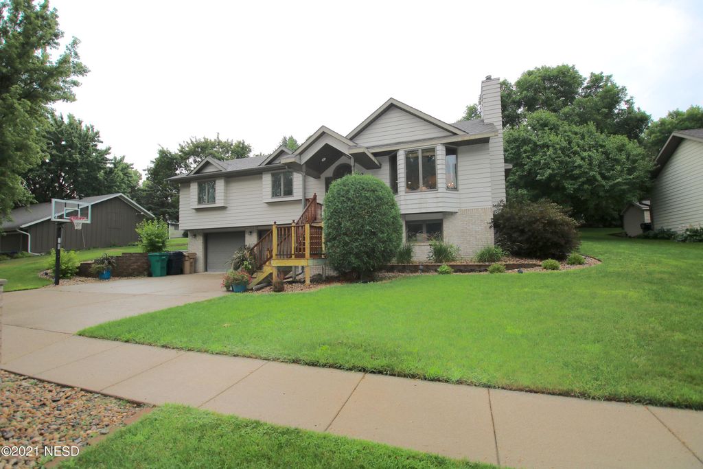 1304 6th St NW, Watertown, SD 57201