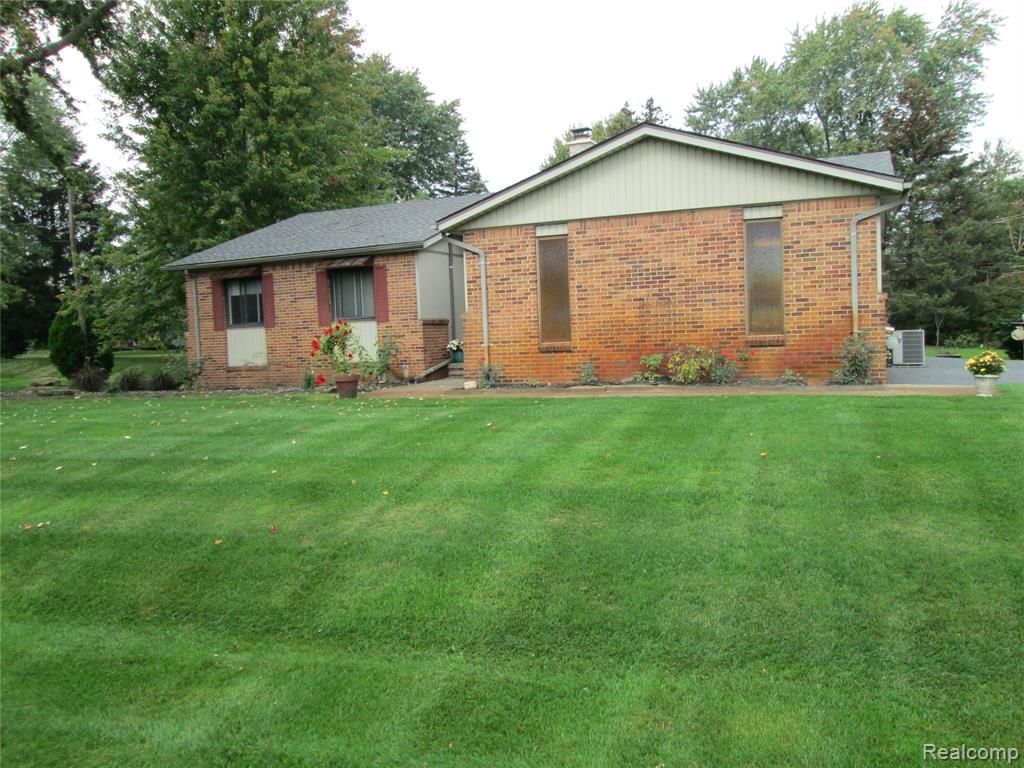 3564 Trentwood Dr, Commerce Township, MI 48382