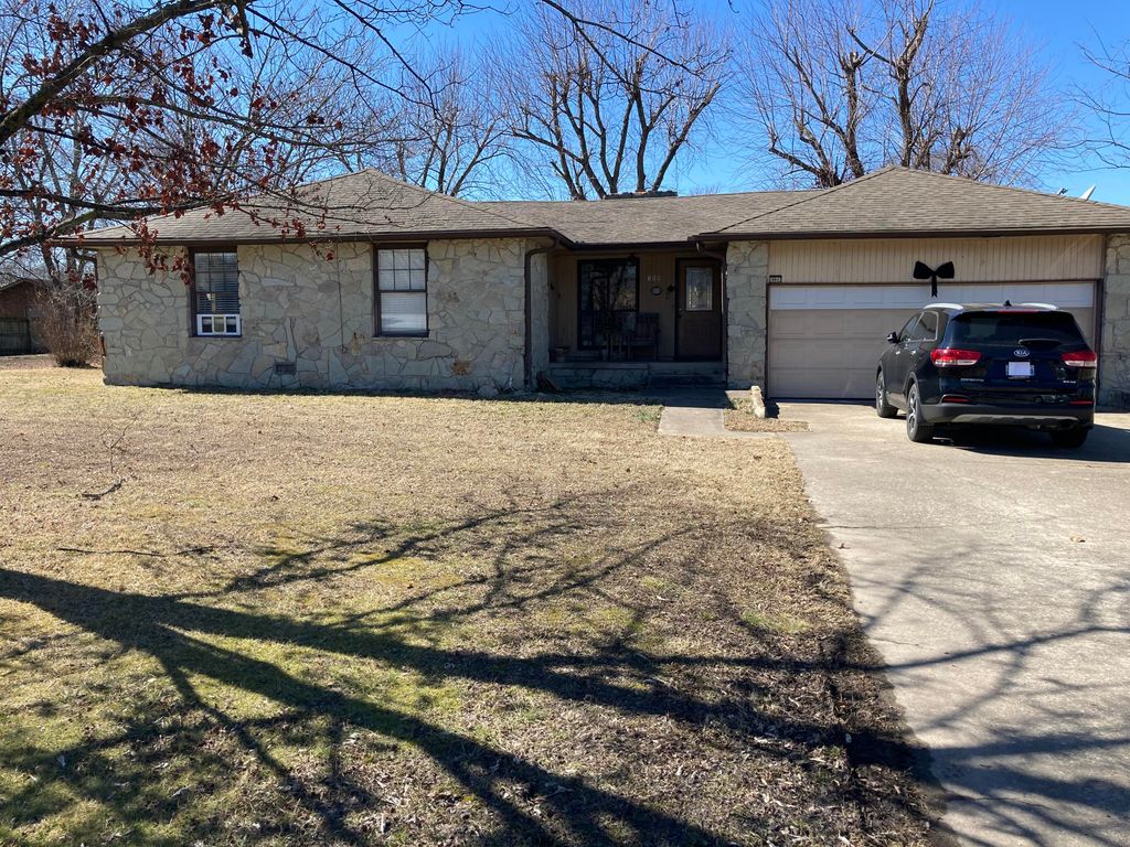 120 N Cherokee St, Grove, OK 74344