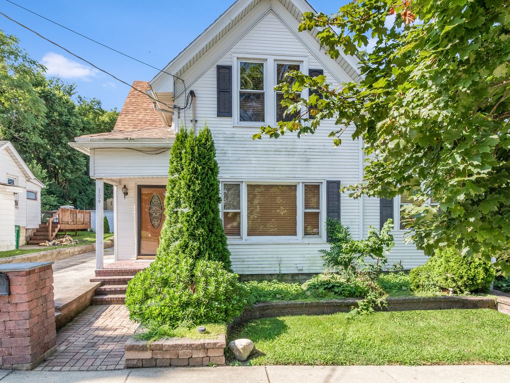 109 E 12th St, Lockport, IL 4 Bed, 4 Bath SingleFamily Home 29