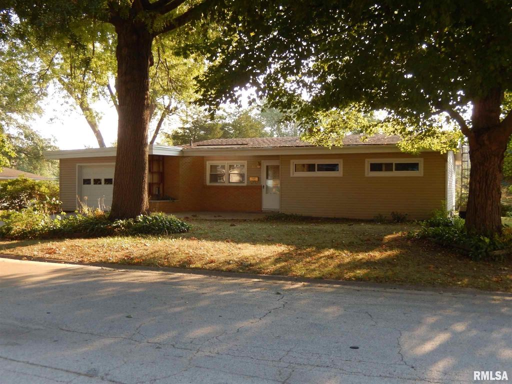 221 Columbia St, Macomb, IL 61455