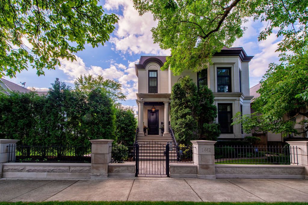 1442 W Berteau Ave, Chicago, IL 60613