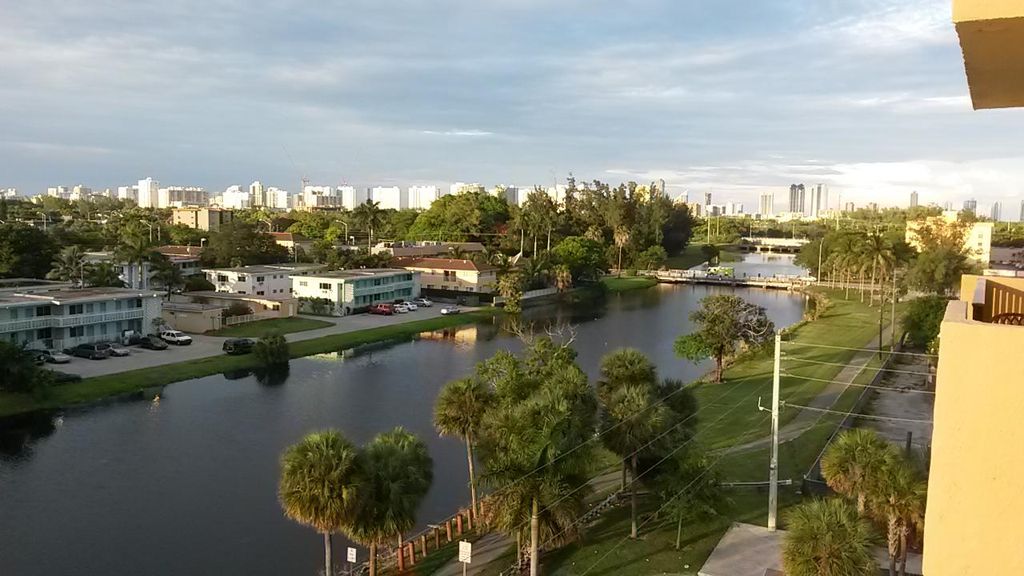 2075 NE 164th St, Miami, FL 33162
