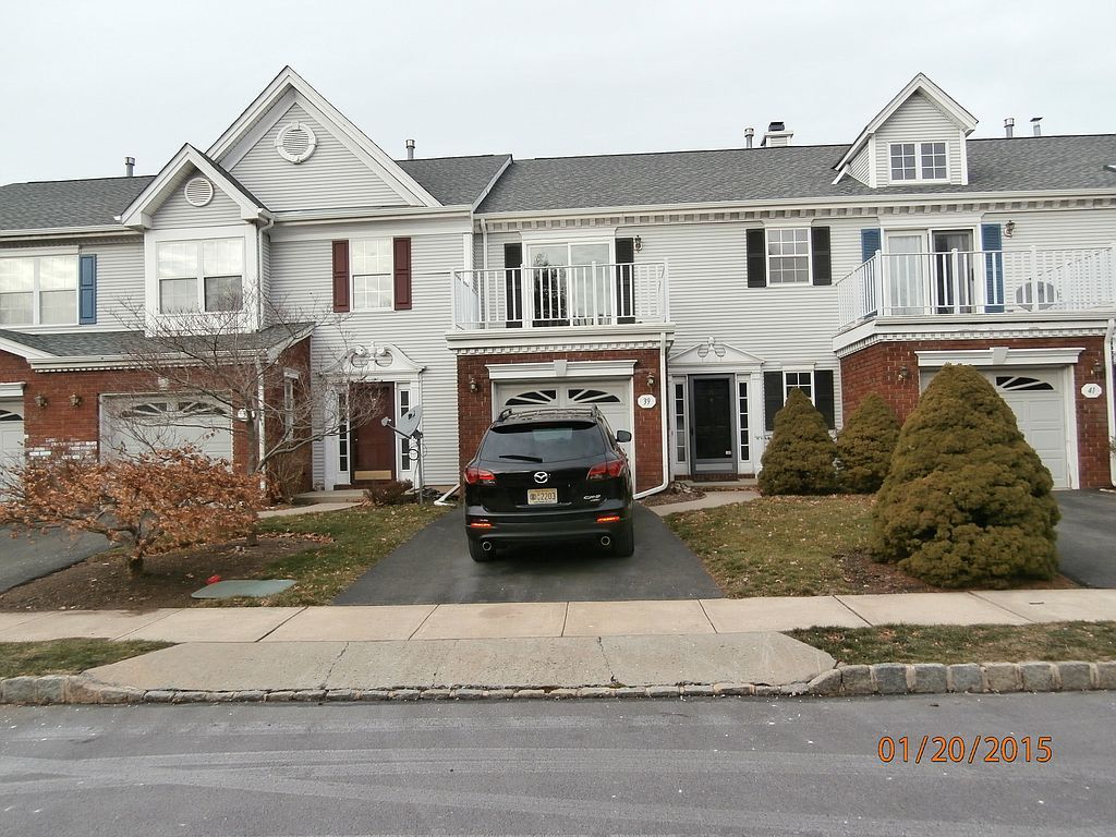39 Sapphire Ln, Franklin Park, NJ 08823