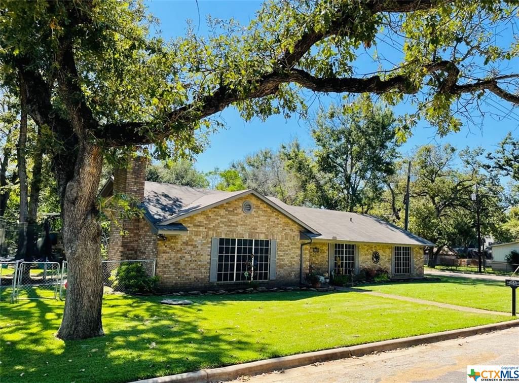 1101 E 19th St, Cameron, TX 76520