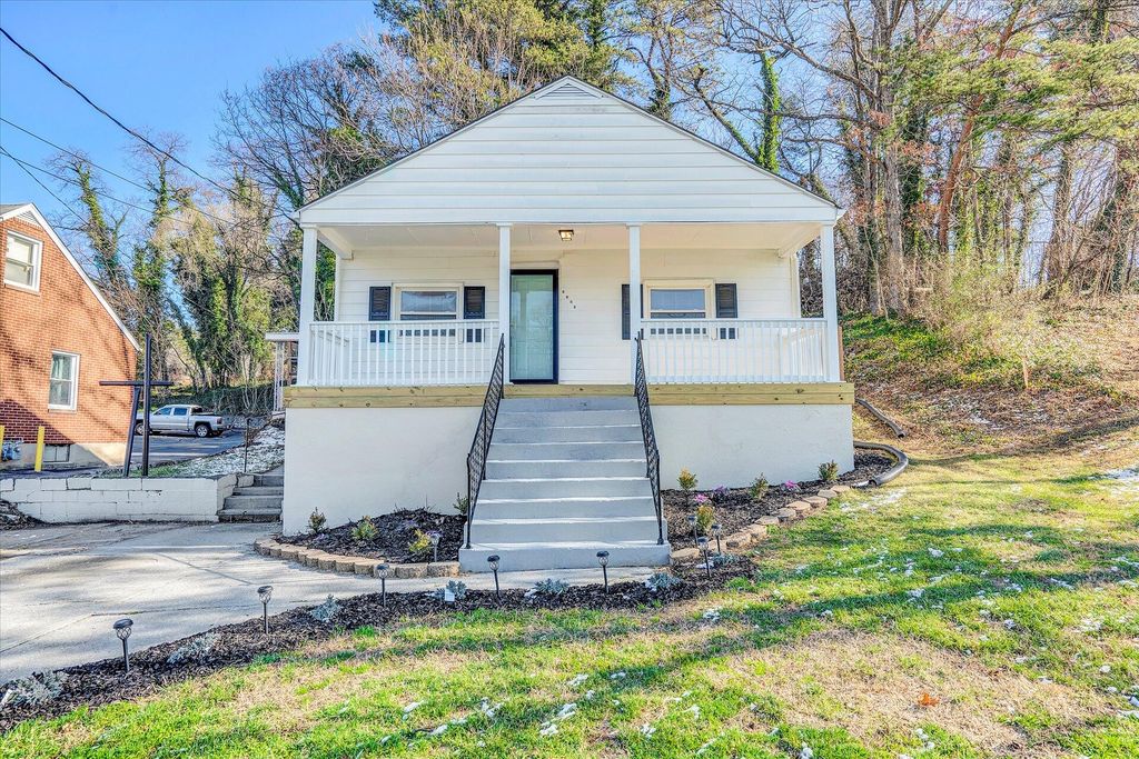 1329 Peters Creek Rd NW, Roanoke, VA 24017