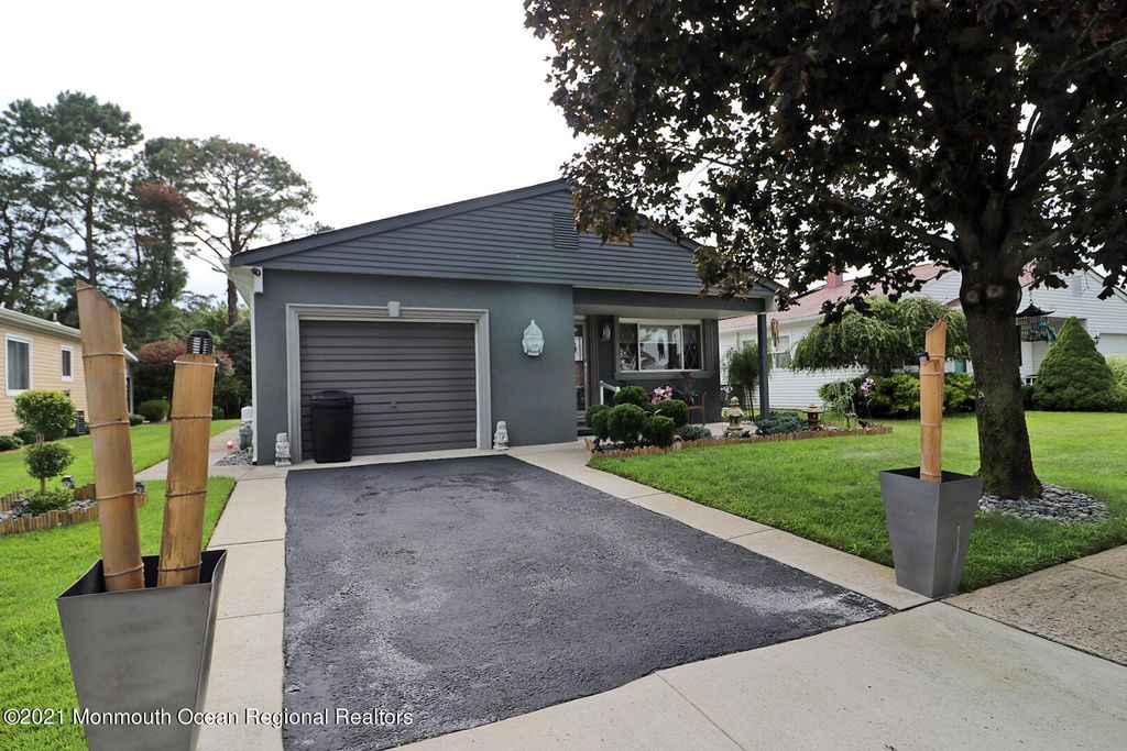 7 Burgess Ct, Toms River, NJ 08757