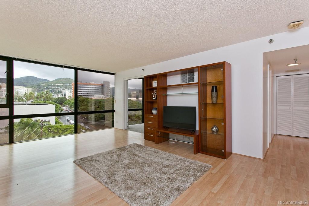 1114 Punahou St #6A, Honolulu, HI 96826