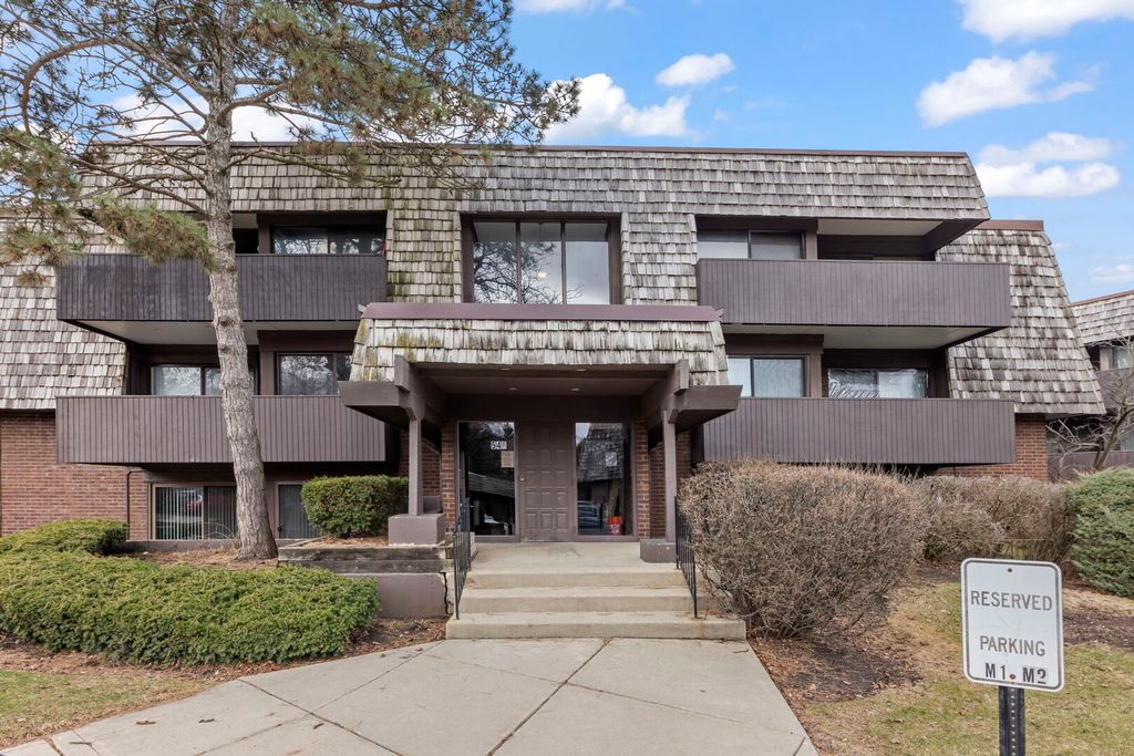 548 Timber Ridge Dr #108, Carol Stream, IL 60188
