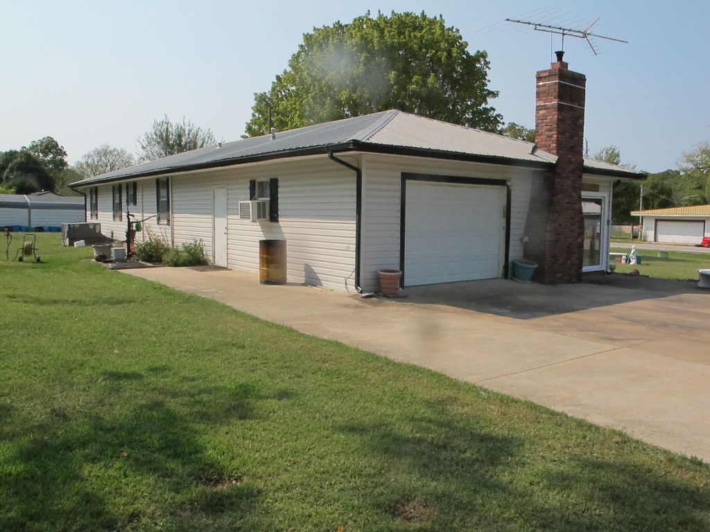 70 E Main St, Peoria, OK 74363