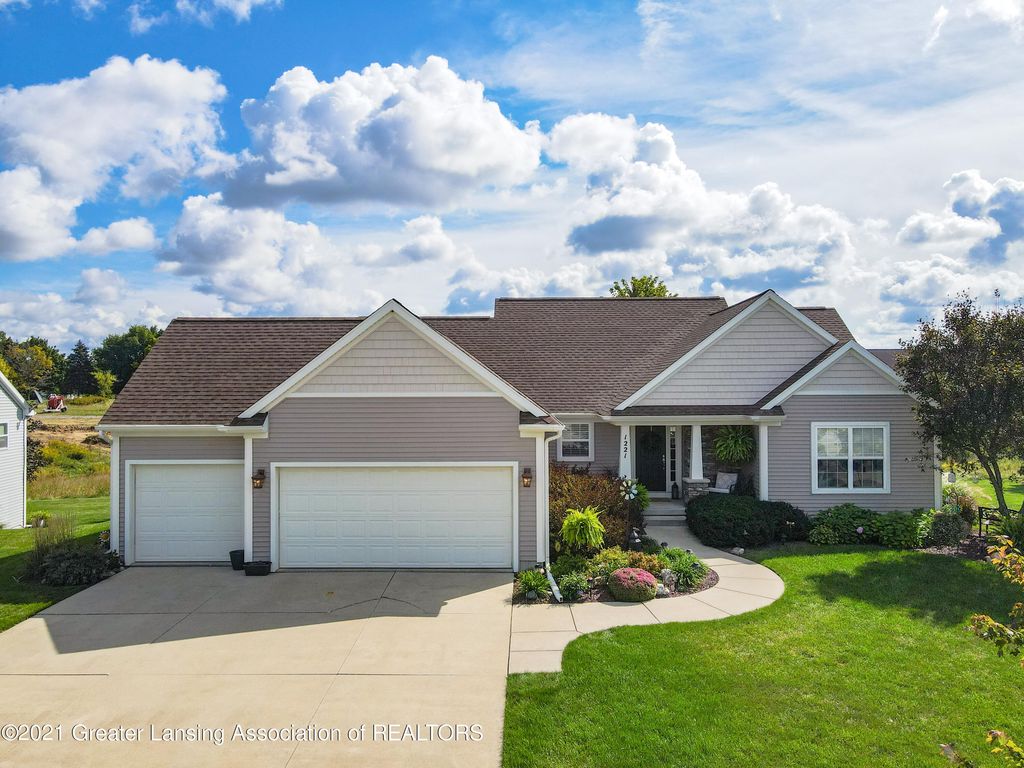 1221 Lobelia Ln, Dewitt, MI 48820