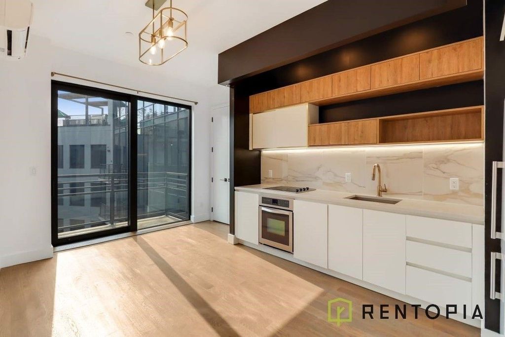 125 Borinquen Pl #232, Brooklyn, NY 11211