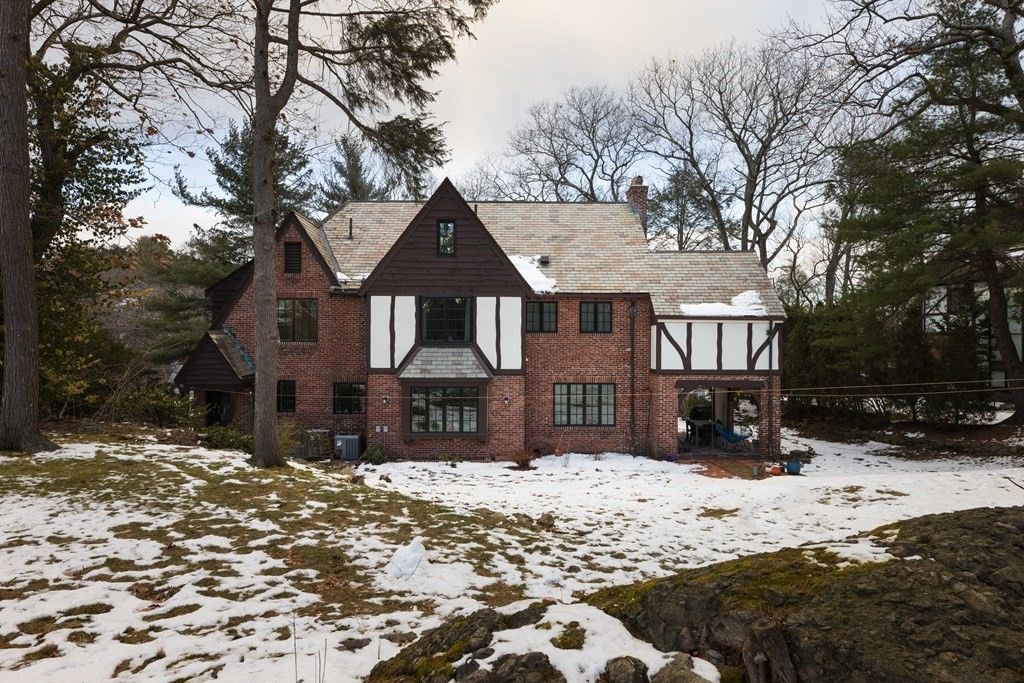 376 Newton St, Brookline, MA 02467