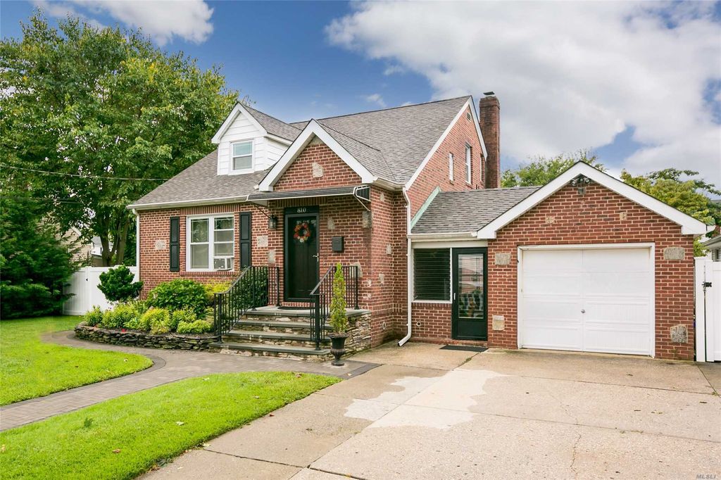 810 Catskill Ave, Lindenhurst, NY 3 Bed, 2 Bath SingleFamily Home