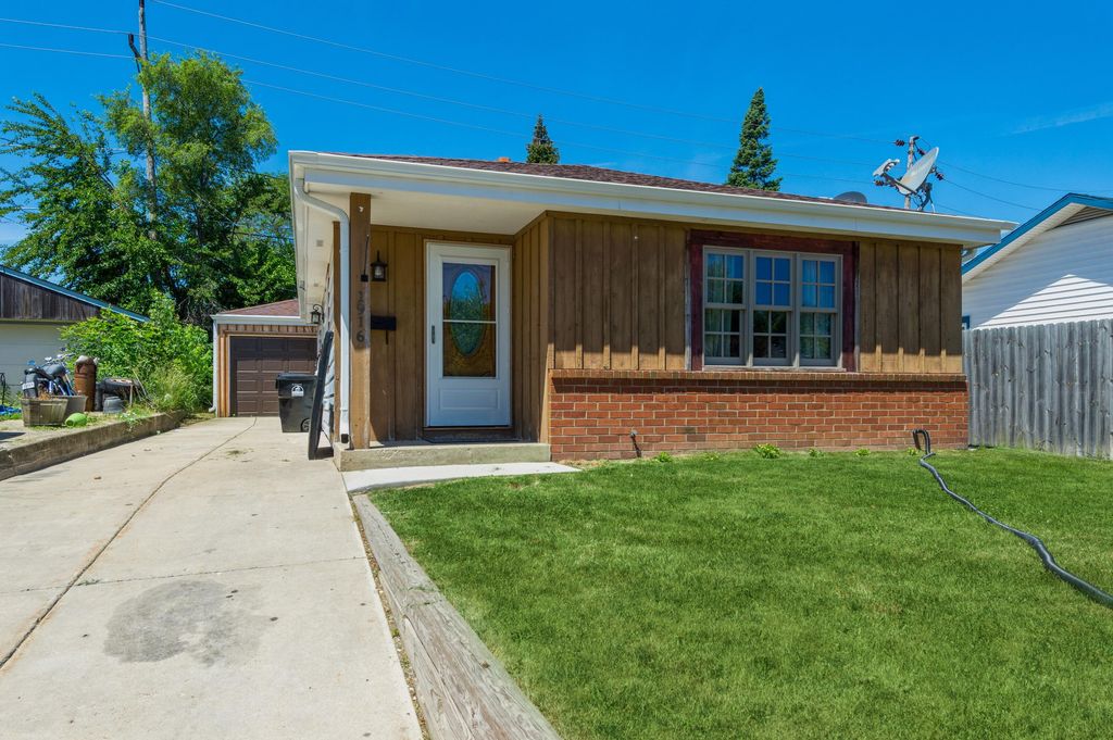 1916 Shoop St, Racine, WI 53404